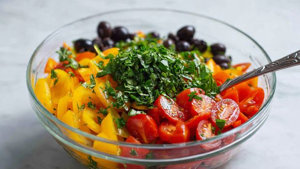 BBQ Chicken Drumsticks with Summer Green Salad Recipe